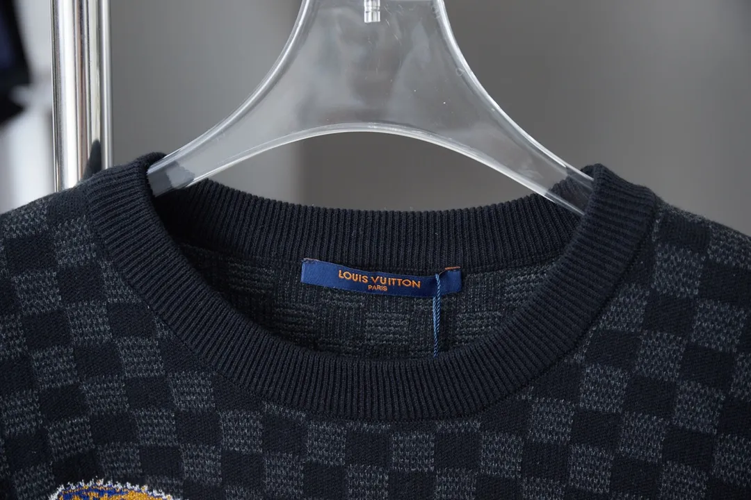 🅿️280 LV Louis 25ss spring and summer new style LV knitted short-sleeved light luxury essential item for daily commuting for men and women Correct version Welcome to compare Detailed features · High-viscosity cotton material, high count cotton added, dry and avoid stuffiness · Imported machine jacquard Damier pattern · Original main mark washed tag brand moisture-proof paper packaging Color: black Size: S/M/L/XL